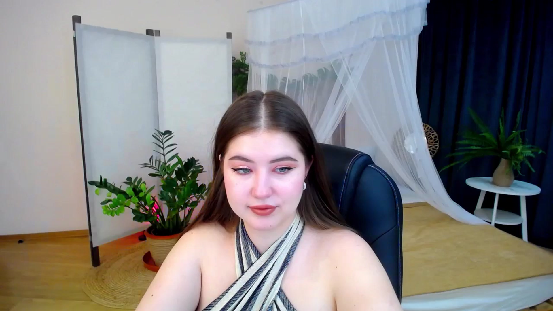 Gallery image thumbnail from AdmireMyEyes's myfreecams stream on, 10/24/2024, 19:46 image 7 of 20