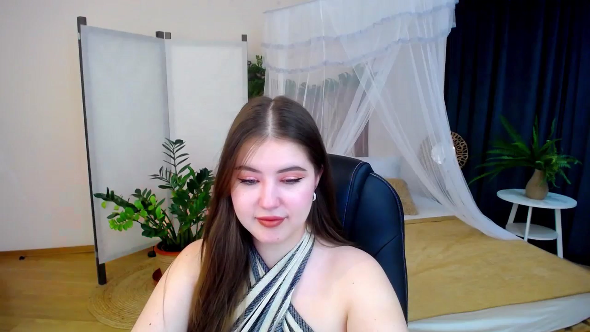 Gallery image thumbnail from AdmireMyEyes's myfreecams stream on, 10/24/2024, 19:46 image 15 of 20