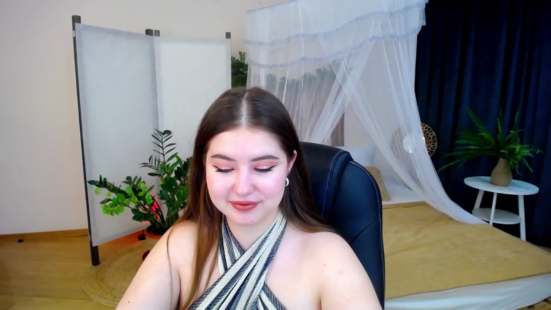 Gallery image thumbnail from AdmireMyEyes's myfreecams stream on, 10/24/2024, 19:46 image 11 of 20