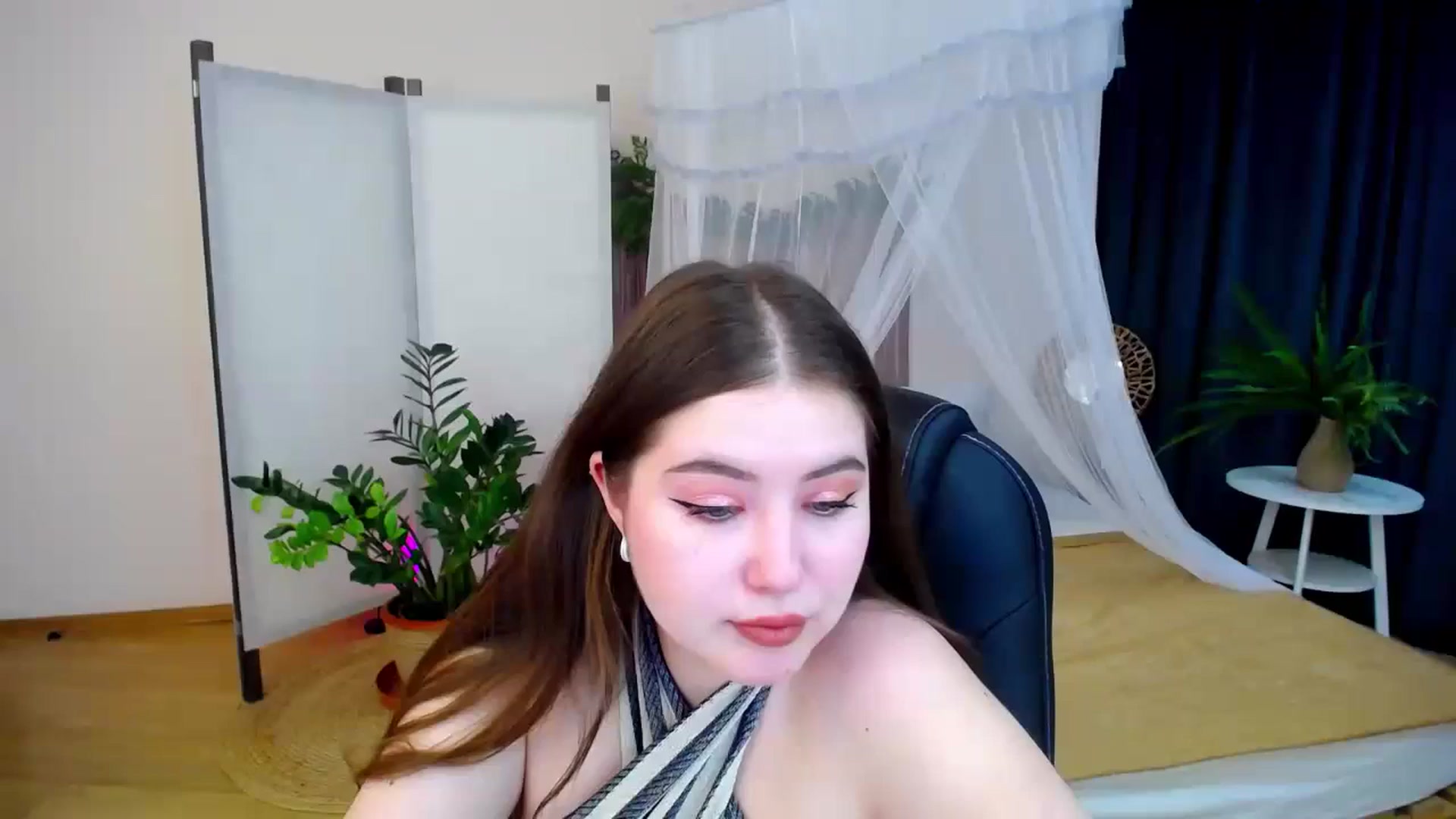 Gallery image thumbnail from AdmireMyEyes's myfreecams stream on, 10/24/2024, 19:46 image 9 of 20