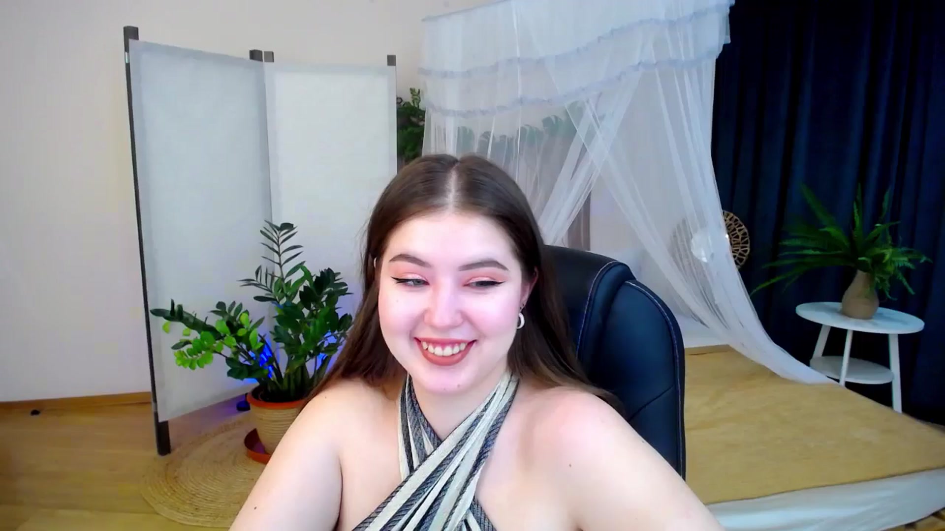 Gallery image thumbnail from AdmireMyEyes's myfreecams stream on, 10/24/2024, 19:46 image 8 of 20