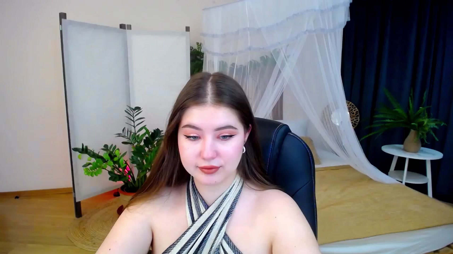 Gallery image thumbnail from AdmireMyEyes's myfreecams stream on, 10/24/2024, 19:46 image 13 of 20