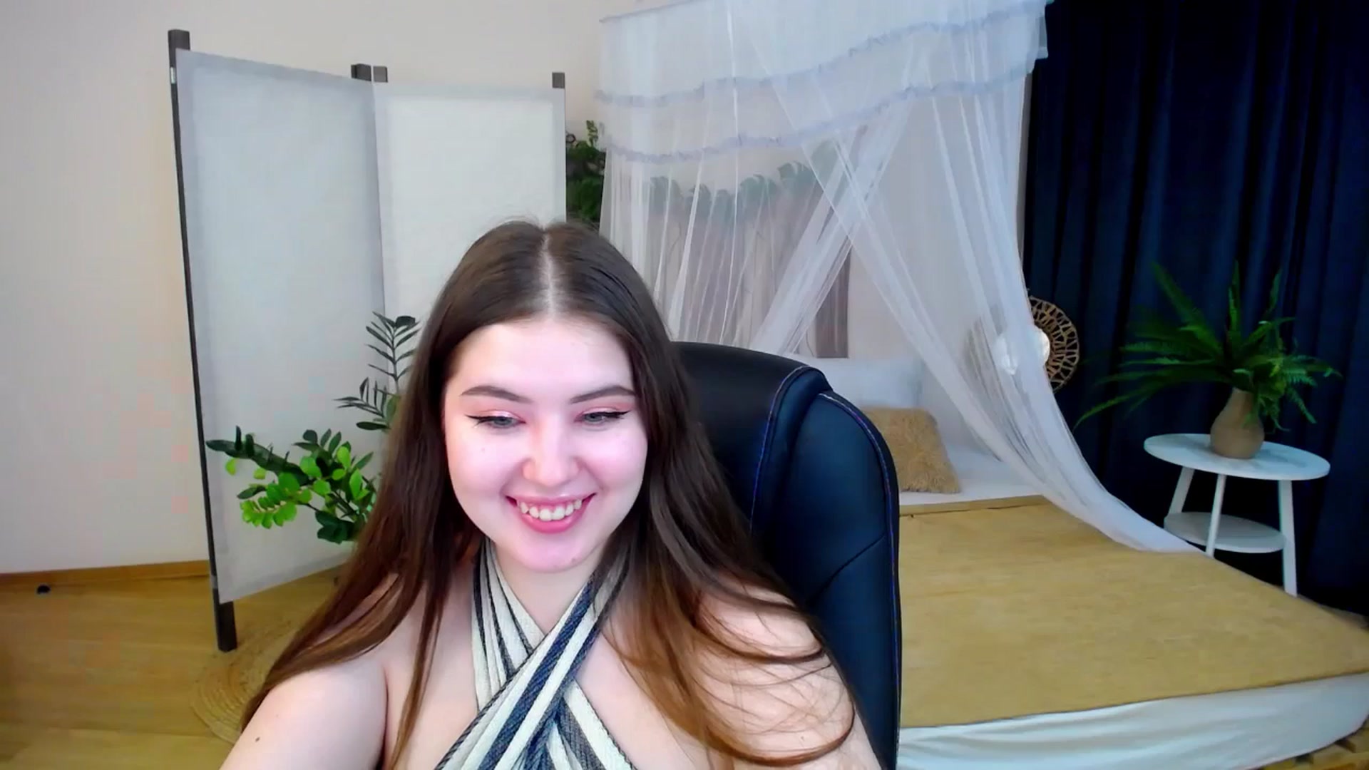 Gallery image thumbnail from AdmireMyEyes's myfreecams stream on, 10/24/2024, 23:47 image 18 of 20