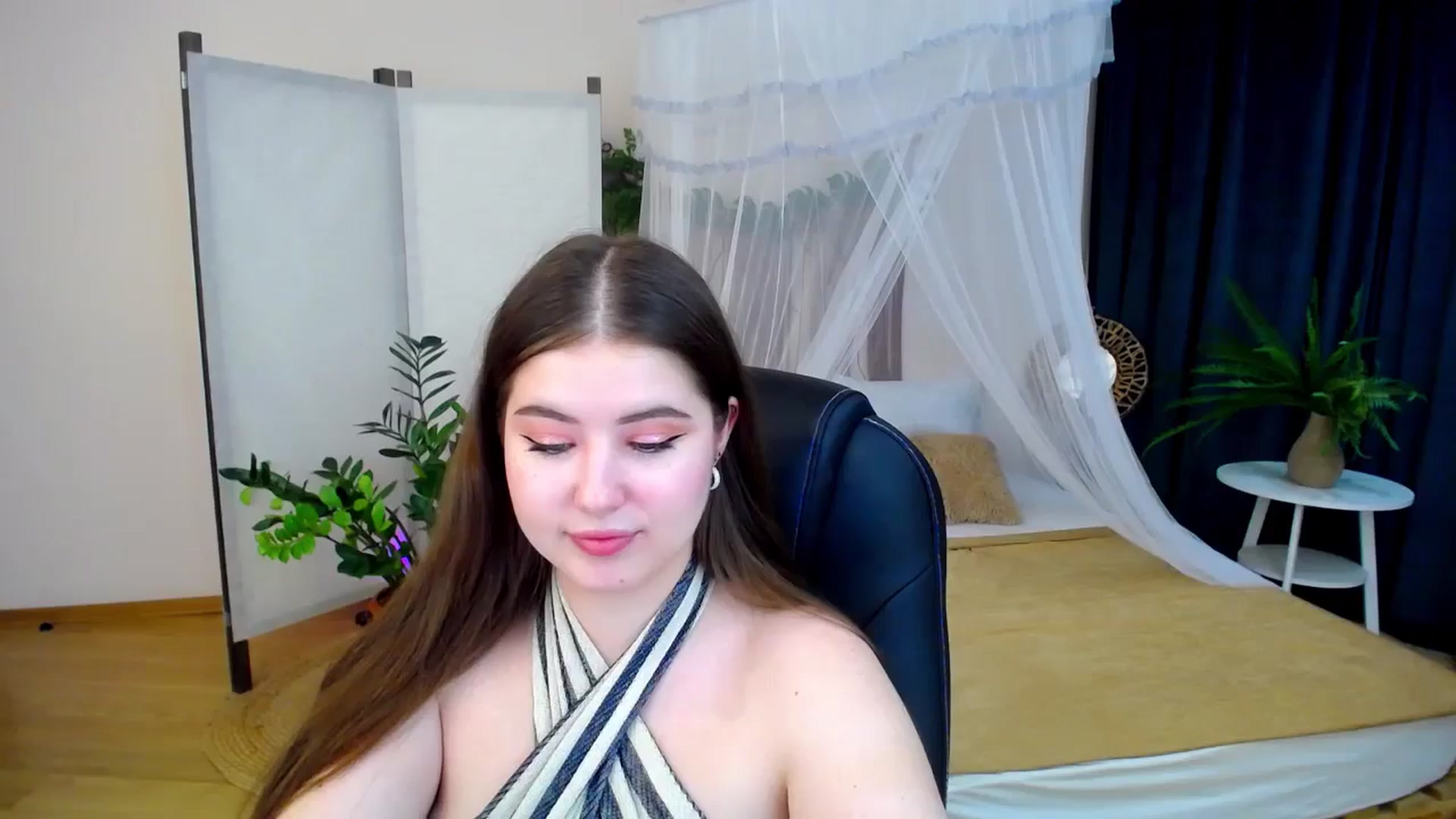 Gallery image thumbnail from AdmireMyEyes's myfreecams stream on, 10/24/2024, 23:47 image 10 of 20