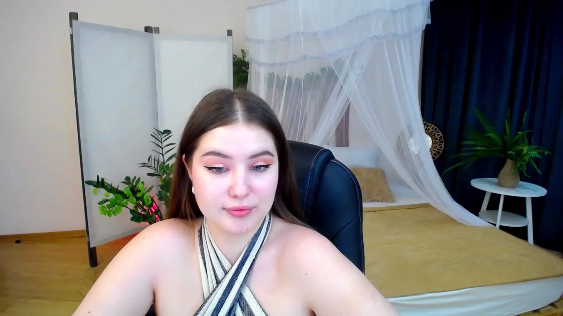 Gallery image thumbnail from AdmireMyEyes's myfreecams stream on, 10/24/2024, 23:47 image 15 of 20
