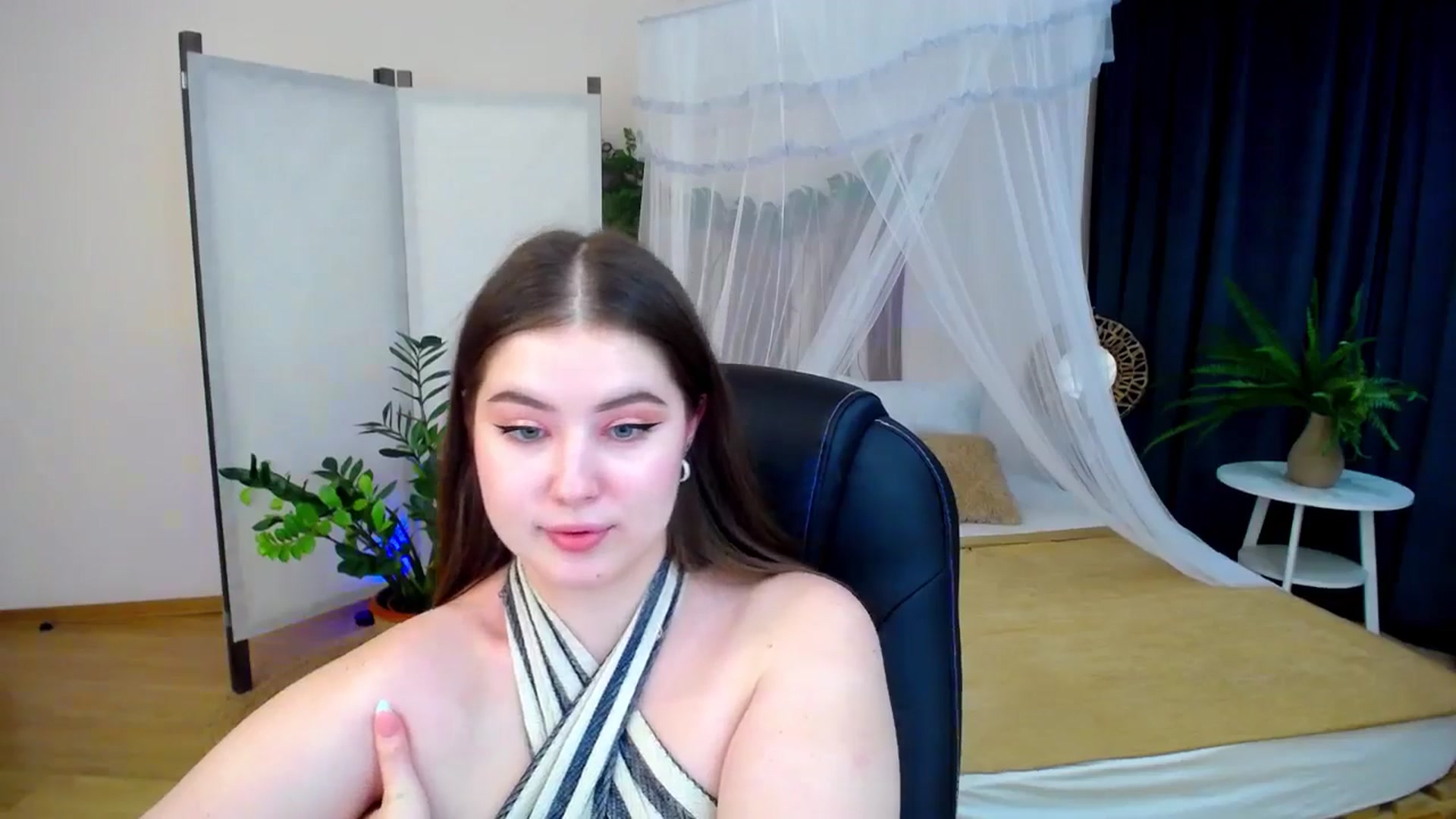 Gallery image thumbnail from AdmireMyEyes's myfreecams stream on, 10/24/2024, 23:47 image 14 of 20