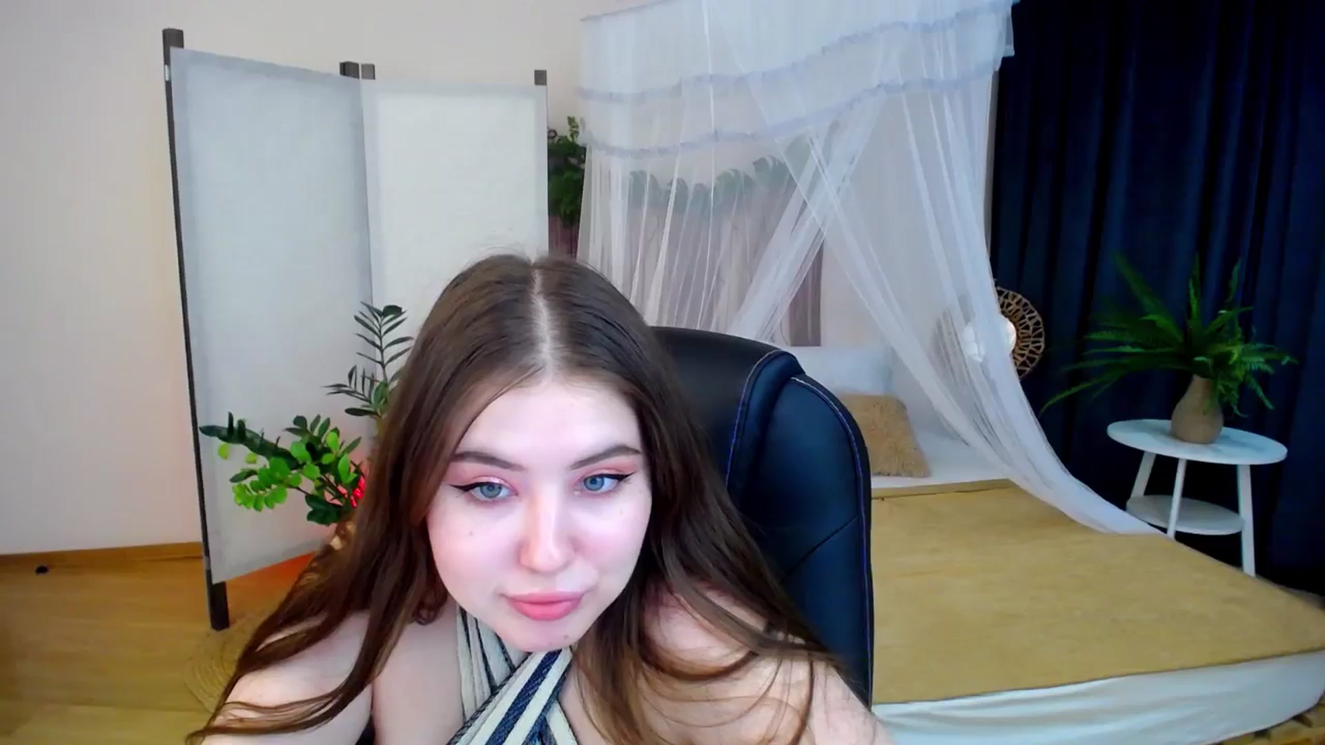 Gallery image thumbnail from AdmireMyEyes's myfreecams stream on, 10/24/2024, 23:47 image 16 of 20