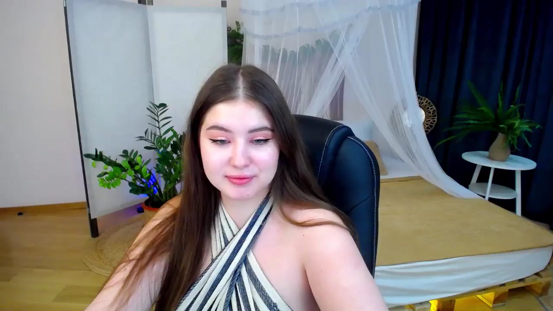 Gallery image thumbnail from AdmireMyEyes's myfreecams stream on, 10/25/2024, 24:33 image 12 of 20