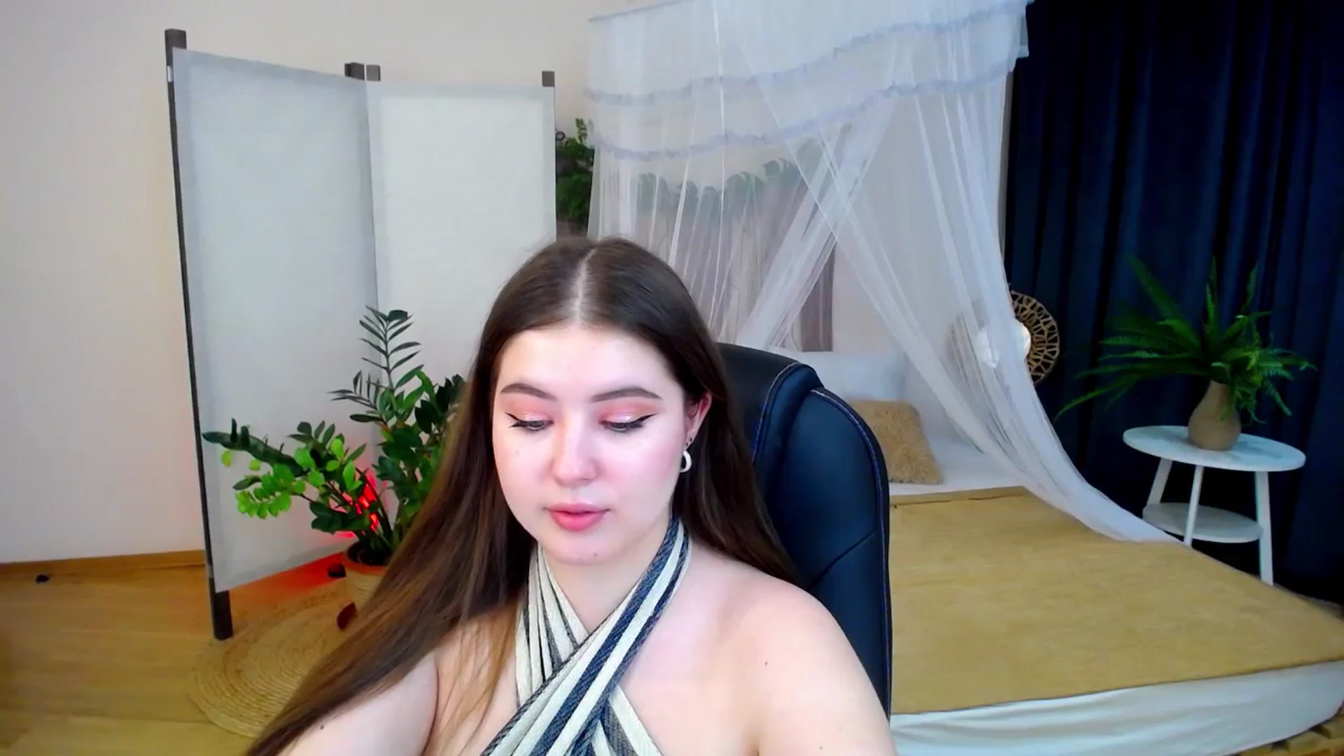 Gallery image thumbnail from AdmireMyEyes's myfreecams stream on, 10/25/2024, 24:33 image 8 of 20