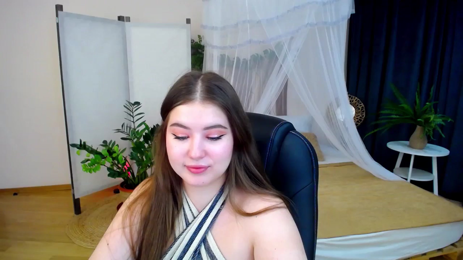 Gallery image thumbnail from AdmireMyEyes's myfreecams stream on, 10/25/2024, 24:33 image 16 of 20