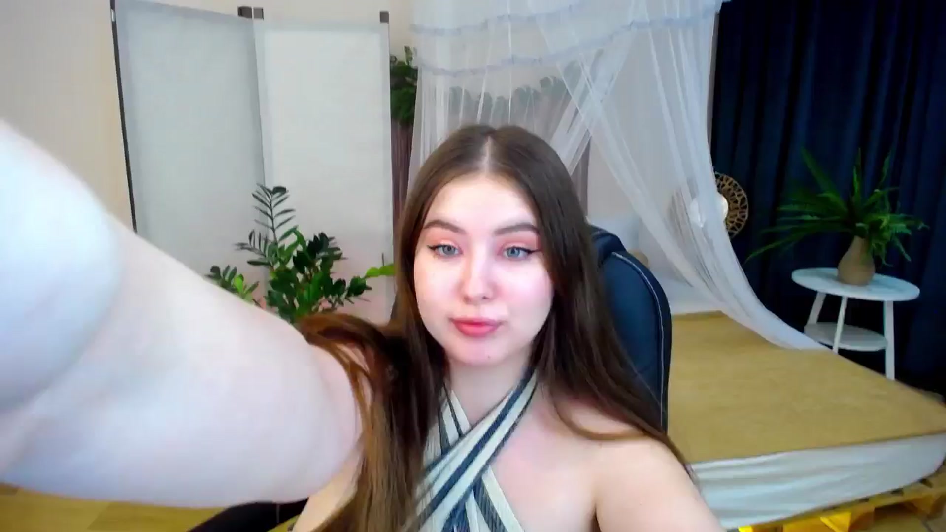 Gallery image thumbnail from AdmireMyEyes's myfreecams stream on, 10/25/2024, 24:33 image 14 of 20
