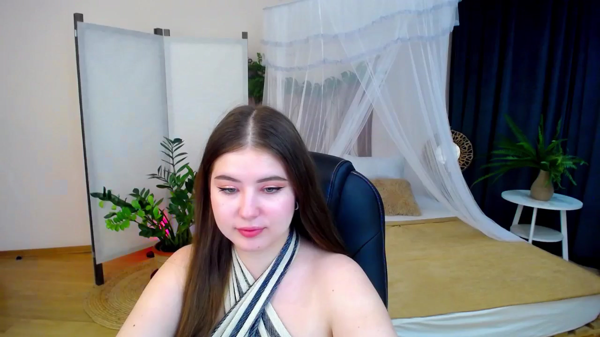 Gallery image thumbnail from AdmireMyEyes's myfreecams stream on, 10/25/2024, 24:33 image 2 of 20