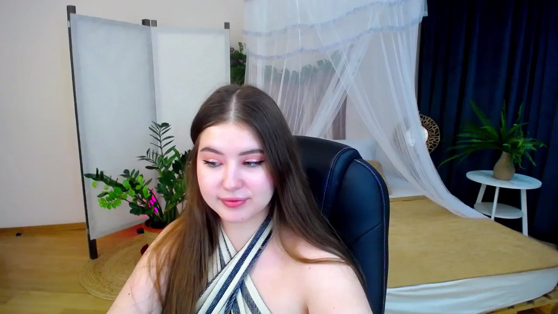 Gallery image thumbnail from AdmireMyEyes's myfreecams stream on, 10/25/2024, 24:33 image 15 of 20