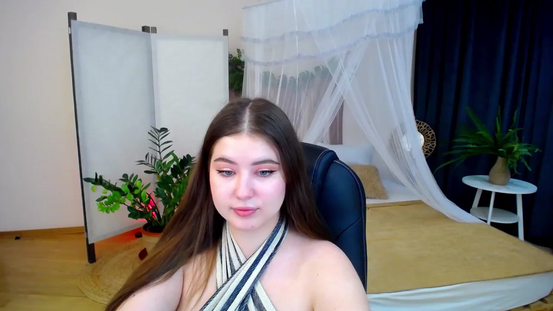 Gallery image thumbnail from AdmireMyEyes's myfreecams stream on, 10/25/2024, 24:33 image 9 of 20
