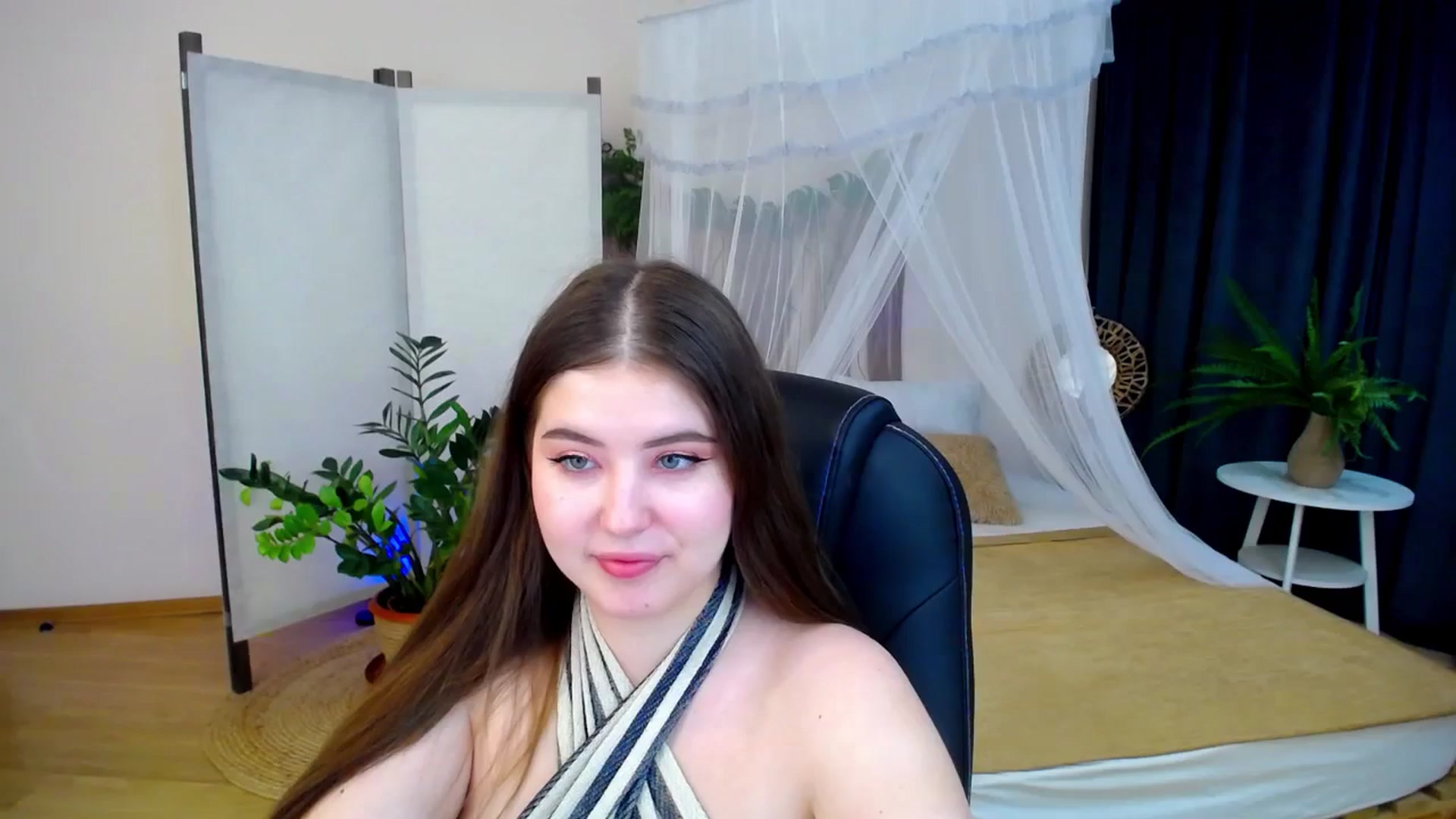 Gallery image thumbnail from AdmireMyEyes's myfreecams stream on, 10/25/2024, 24:33 image 7 of 20