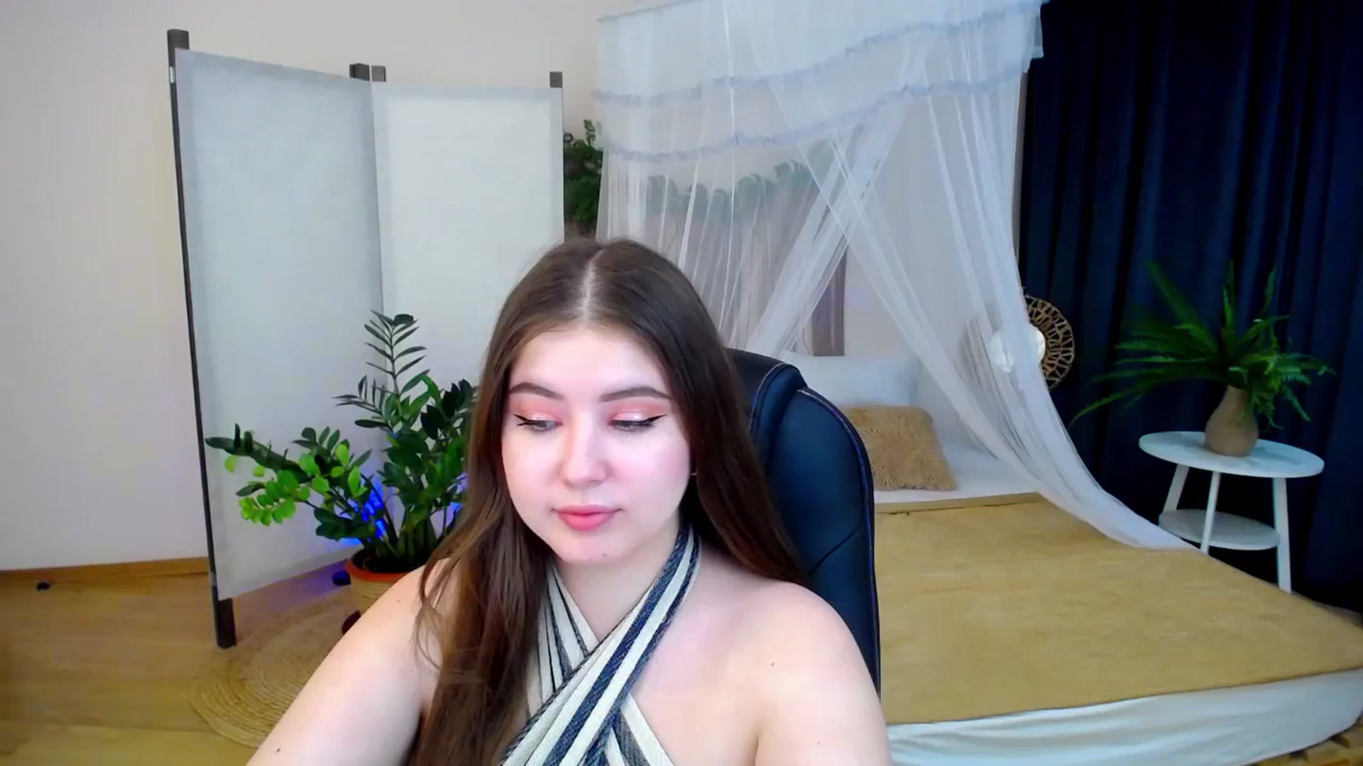 Gallery image thumbnail from AdmireMyEyes's myfreecams stream on, 10/25/2024, 24:33 image 4 of 20