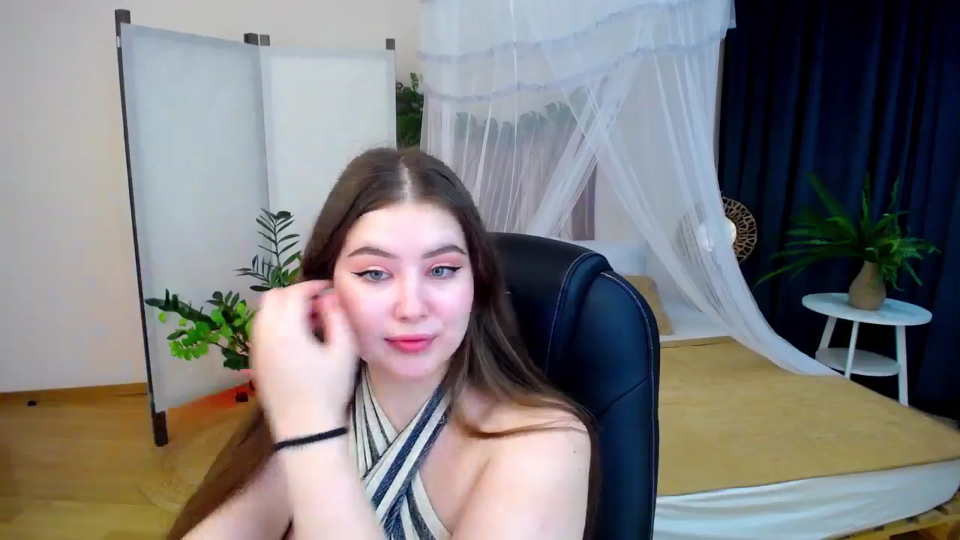 Gallery image thumbnail from AdmireMyEyes's myfreecams stream on, 10/25/2024, 24:33 image 17 of 20
