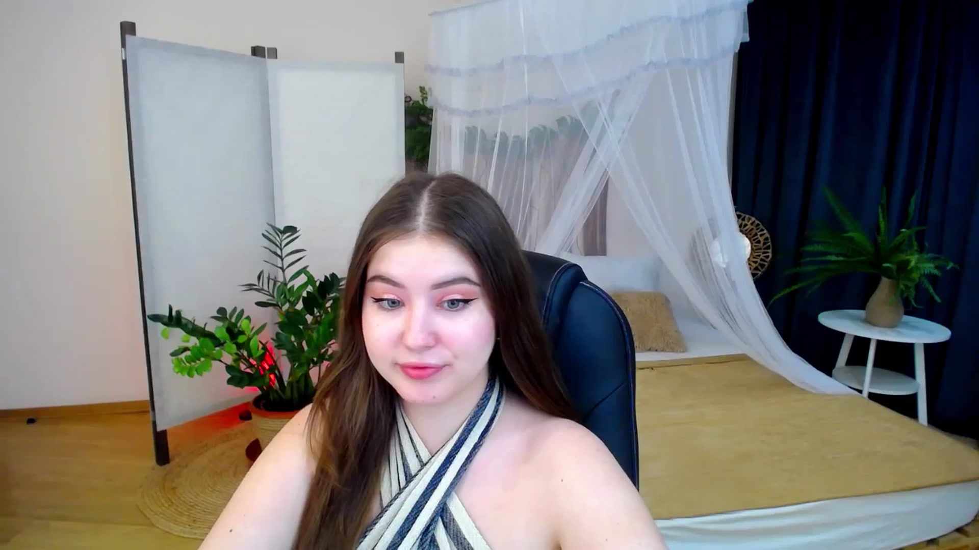 Gallery image thumbnail from AdmireMyEyes's myfreecams stream on, 10/25/2024, 24:33 image 3 of 20
