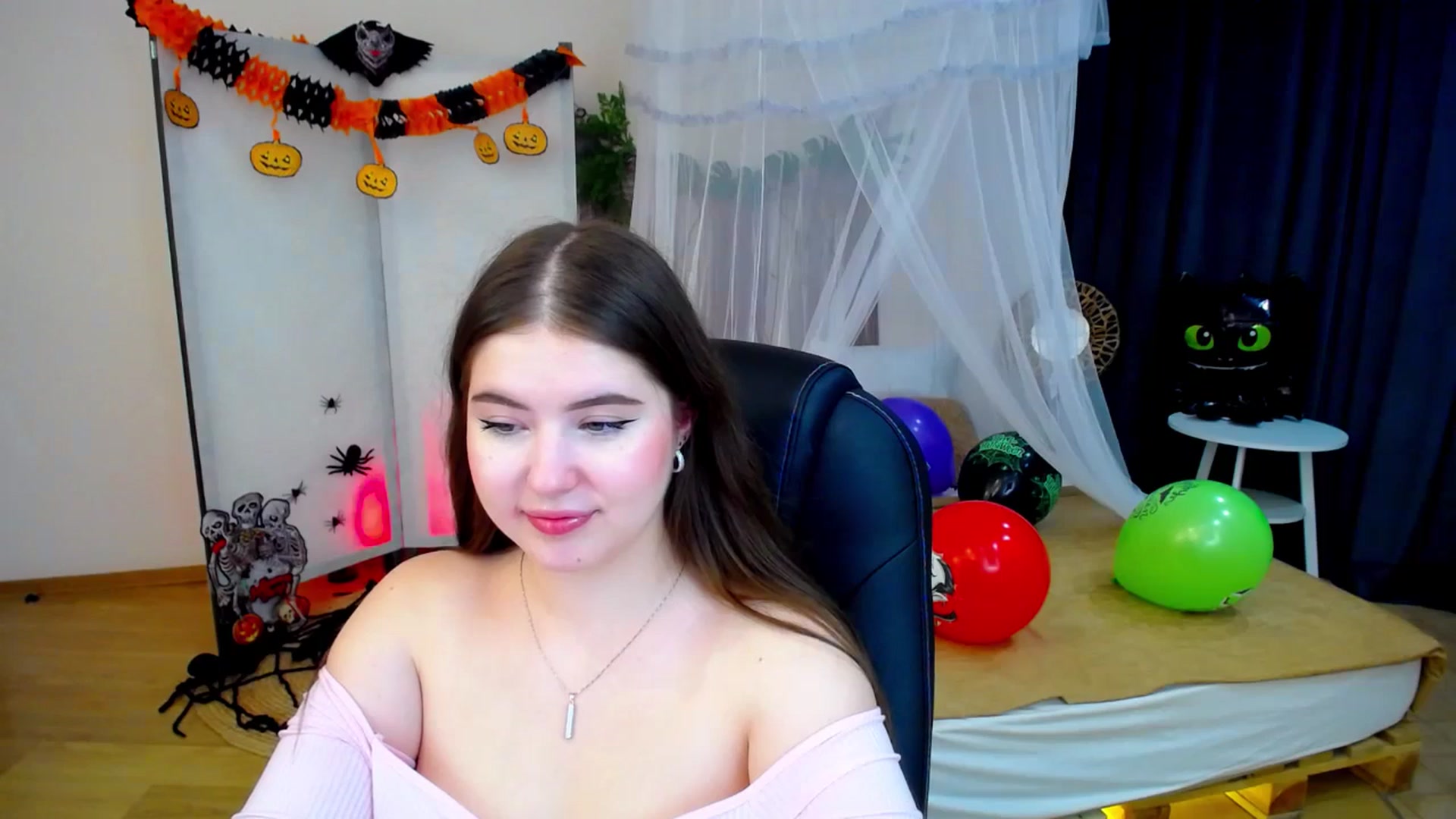 Gallery image thumbnail from AdmireMyEyes's myfreecams stream on, 10/25/2024, 21:38 image 9 of 20