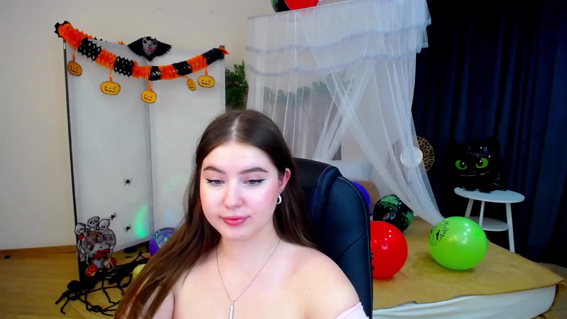 Gallery image thumbnail from AdmireMyEyes's myfreecams stream on, 10/26/2024, 02:54 image 9 of 20