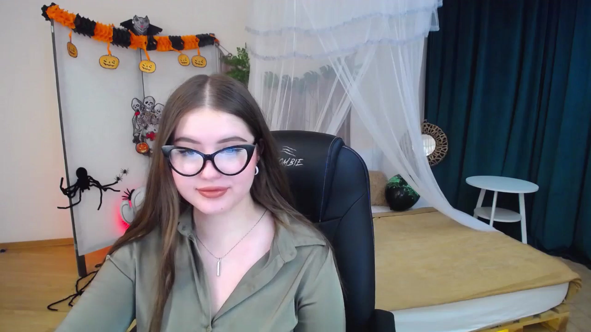 Gallery image thumbnail from AdmireMyEyes's myfreecams stream on, 10/29/2024, 07:48 image 16 of 20