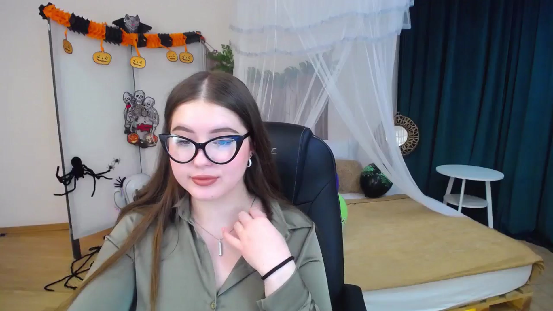 Gallery image thumbnail from AdmireMyEyes's myfreecams stream on, 10/29/2024, 07:48 image 17 of 20
