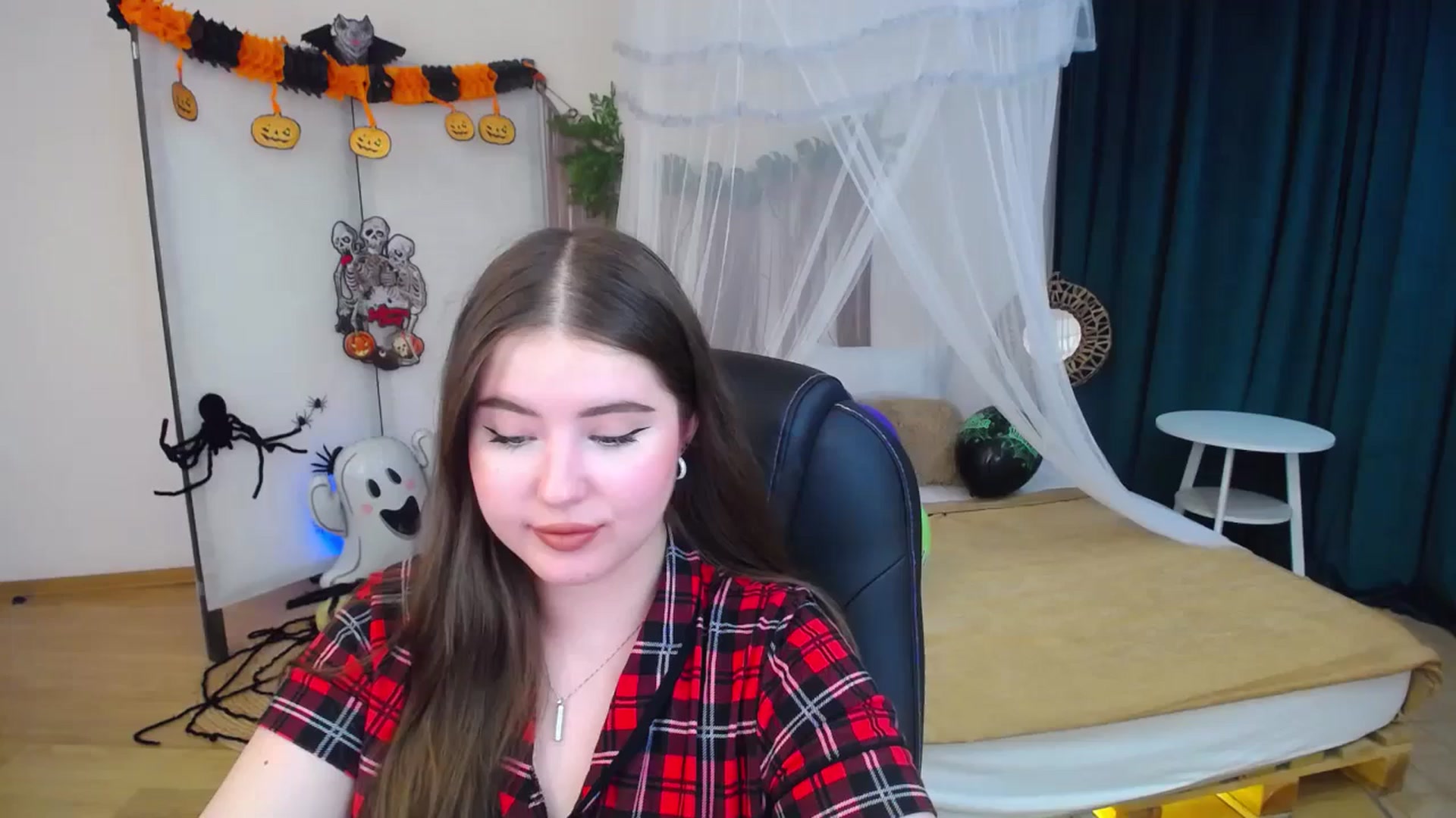 Gallery image thumbnail from AdmireMyEyes's myfreecams stream on, 10/29/2024, 08:54 image 16 of 20
