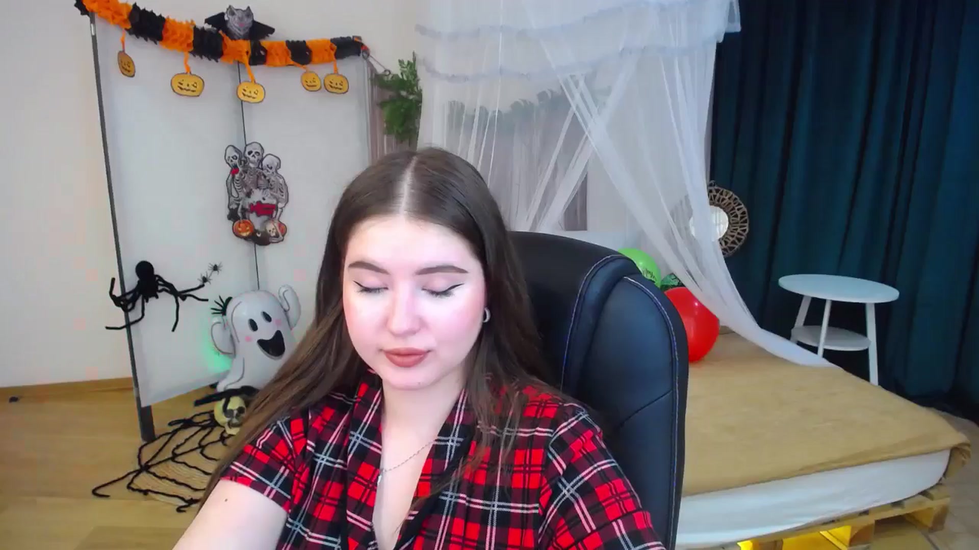 Gallery image thumbnail from AdmireMyEyes's myfreecams stream on, 10/29/2024, 09:49 image 14 of 20