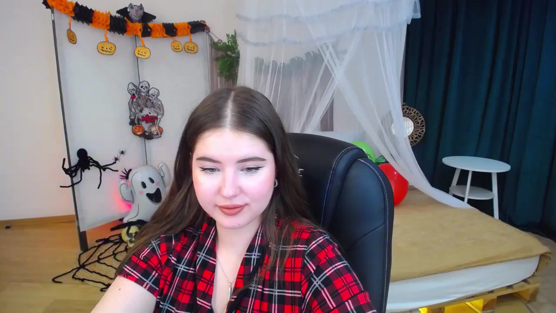 Gallery image thumbnail from AdmireMyEyes's myfreecams stream on, 10/29/2024, 09:49 image 17 of 20