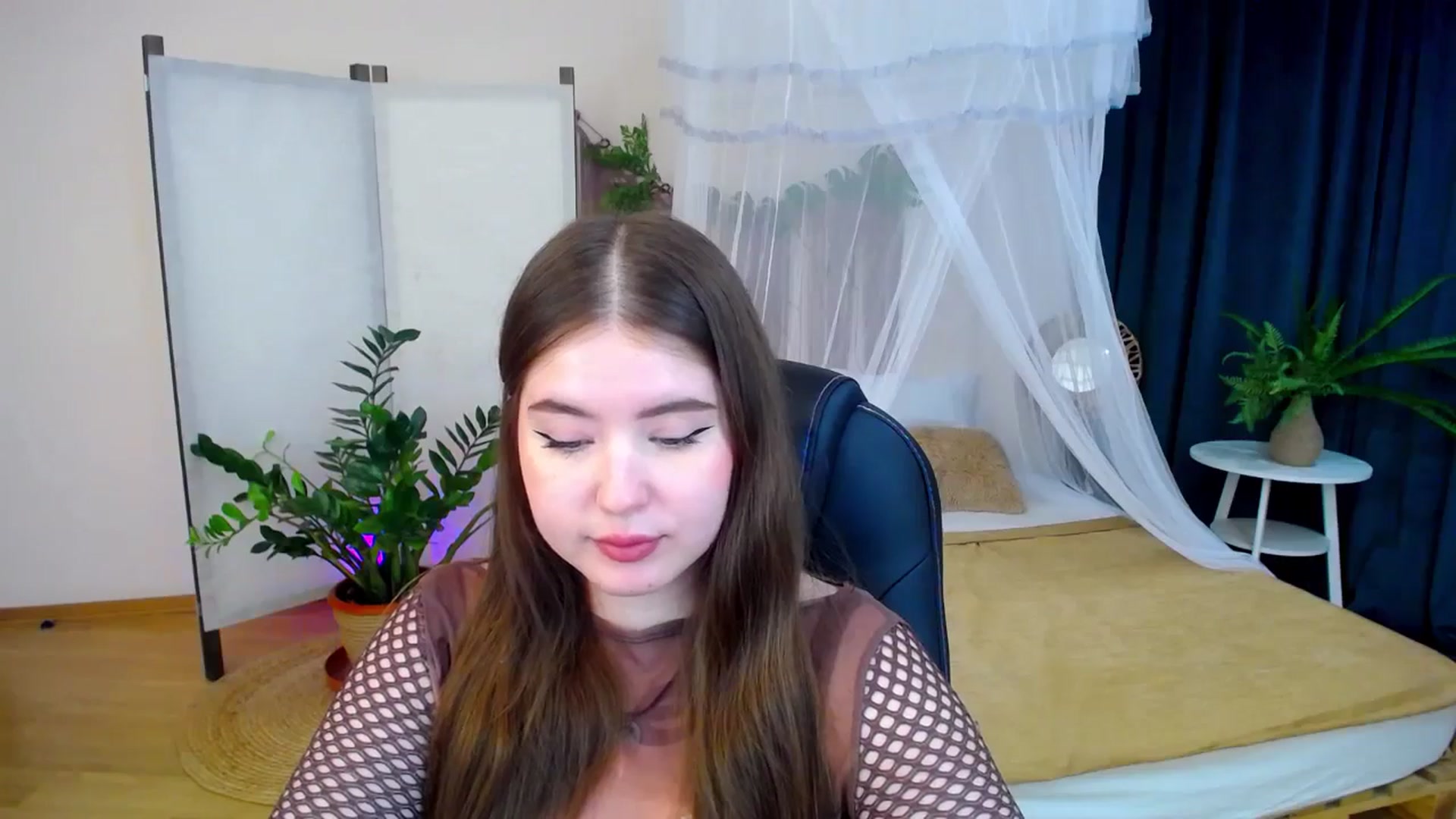 Gallery image thumbnail from AdmireMyEyes's myfreecams stream on, 11/06/2024, 19:05 image 15 of 20
