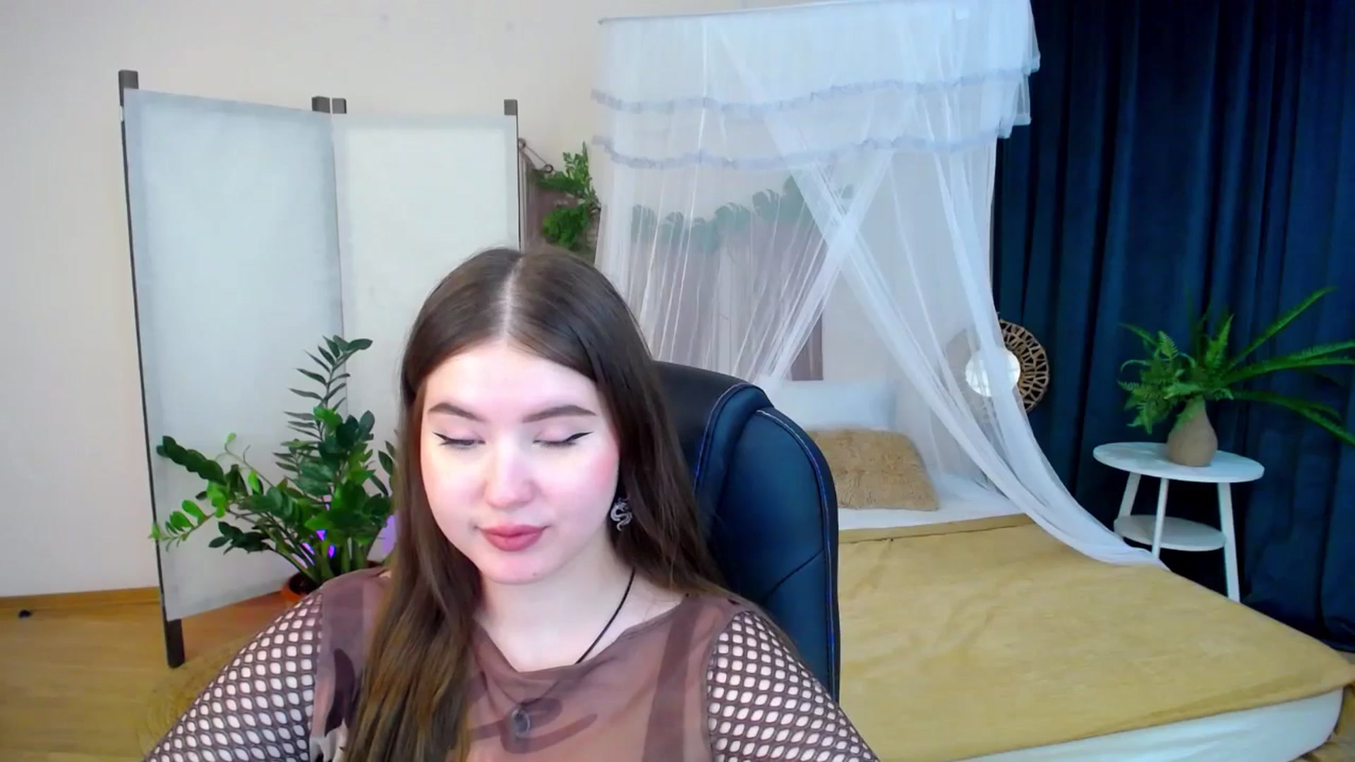 Gallery image thumbnail from AdmireMyEyes's myfreecams stream on, 11/06/2024, 21:35 image 6 of 20