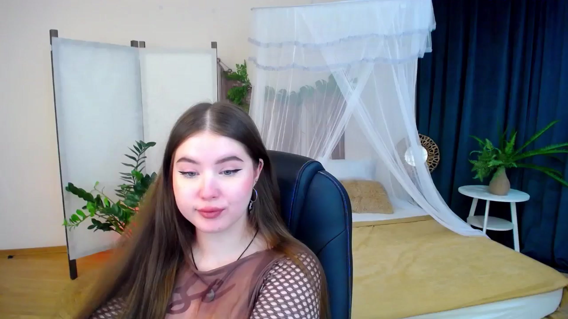 Gallery image thumbnail from AdmireMyEyes's myfreecams stream on, 11/06/2024, 21:35 image 10 of 20