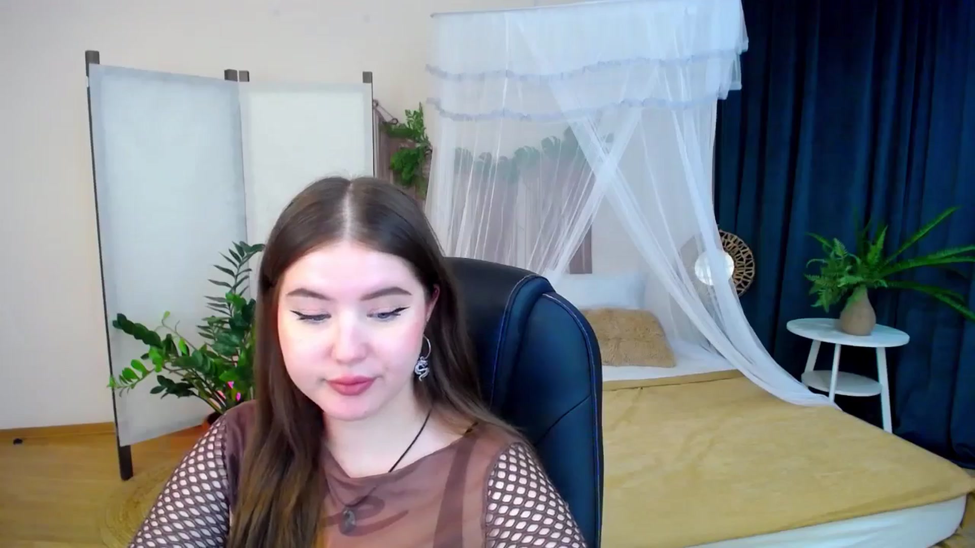 Gallery image thumbnail from AdmireMyEyes's myfreecams stream on, 11/06/2024, 21:35 image 8 of 20