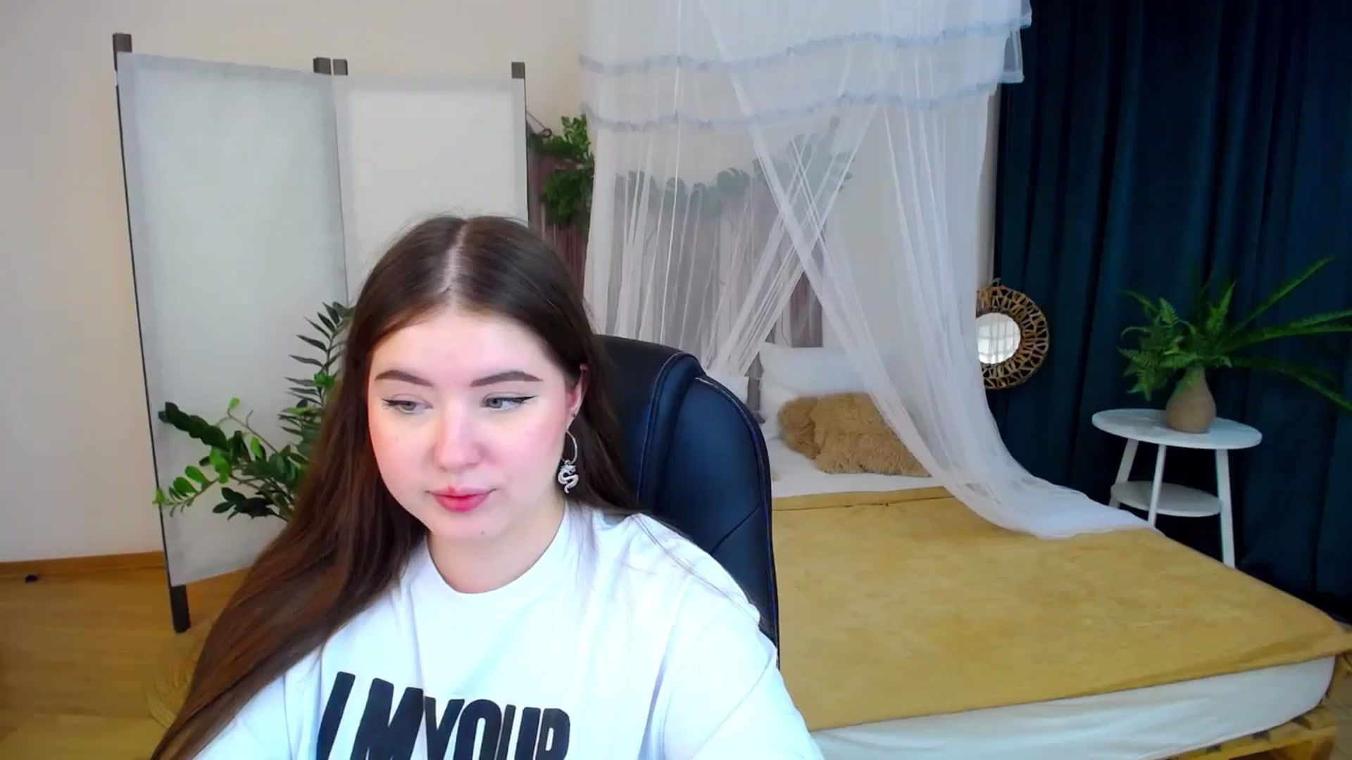 Gallery image thumbnail from AdmireMyEyes's myfreecams stream on, 11/08/2024, 19:47 image 4 of 20