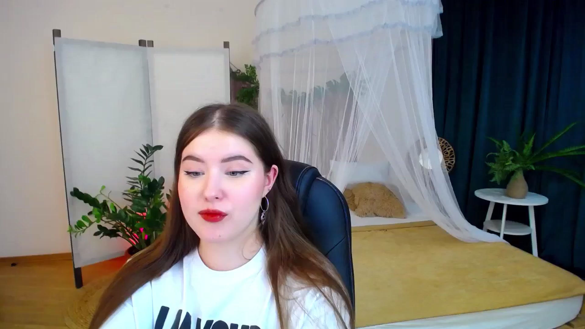 Gallery image thumbnail from AdmireMyEyes's myfreecams stream on, 11/08/2024, 21:34 image 4 of 20