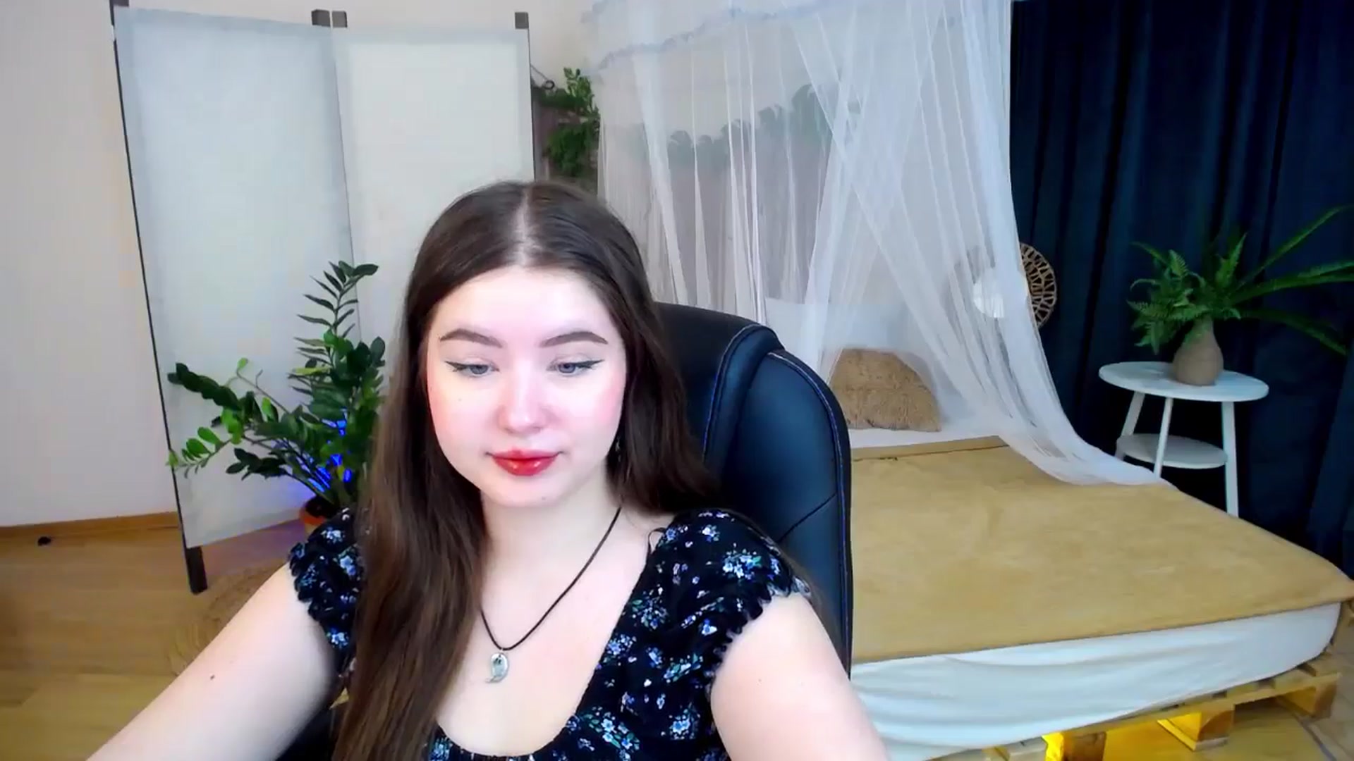Gallery image thumbnail from AdmireMyEyes's myfreecams stream on, 11/09/2024, 18:29 image 17 of 20