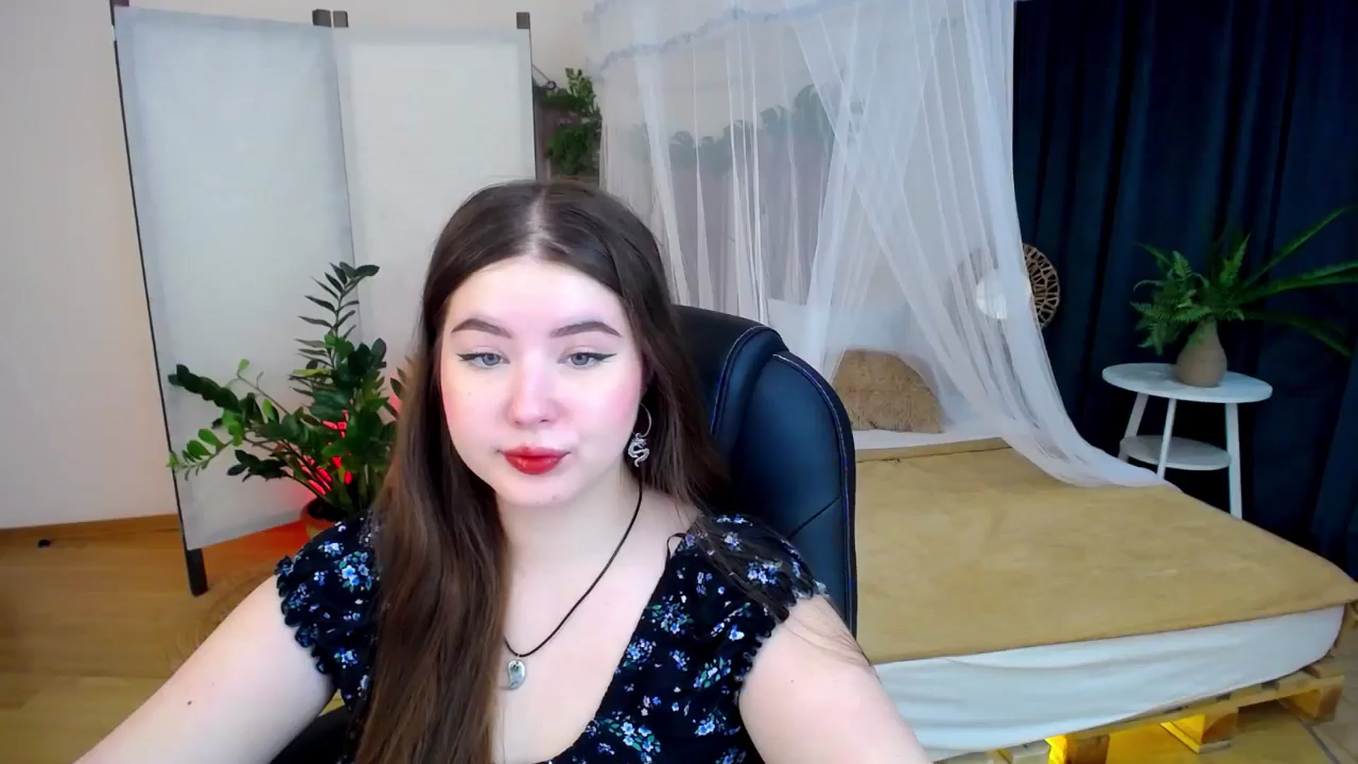 Gallery image thumbnail from AdmireMyEyes's myfreecams stream on, 11/09/2024, 18:29 image 14 of 20