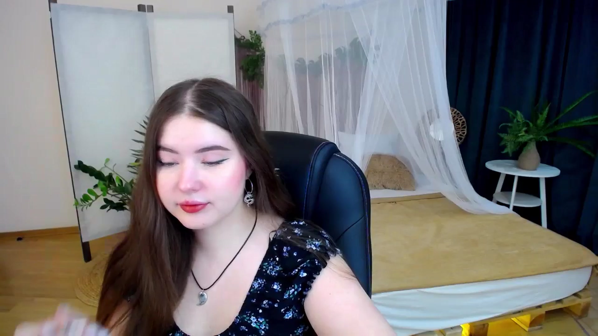 Gallery image thumbnail from AdmireMyEyes's myfreecams stream on, 11/09/2024, 18:29 image 12 of 20