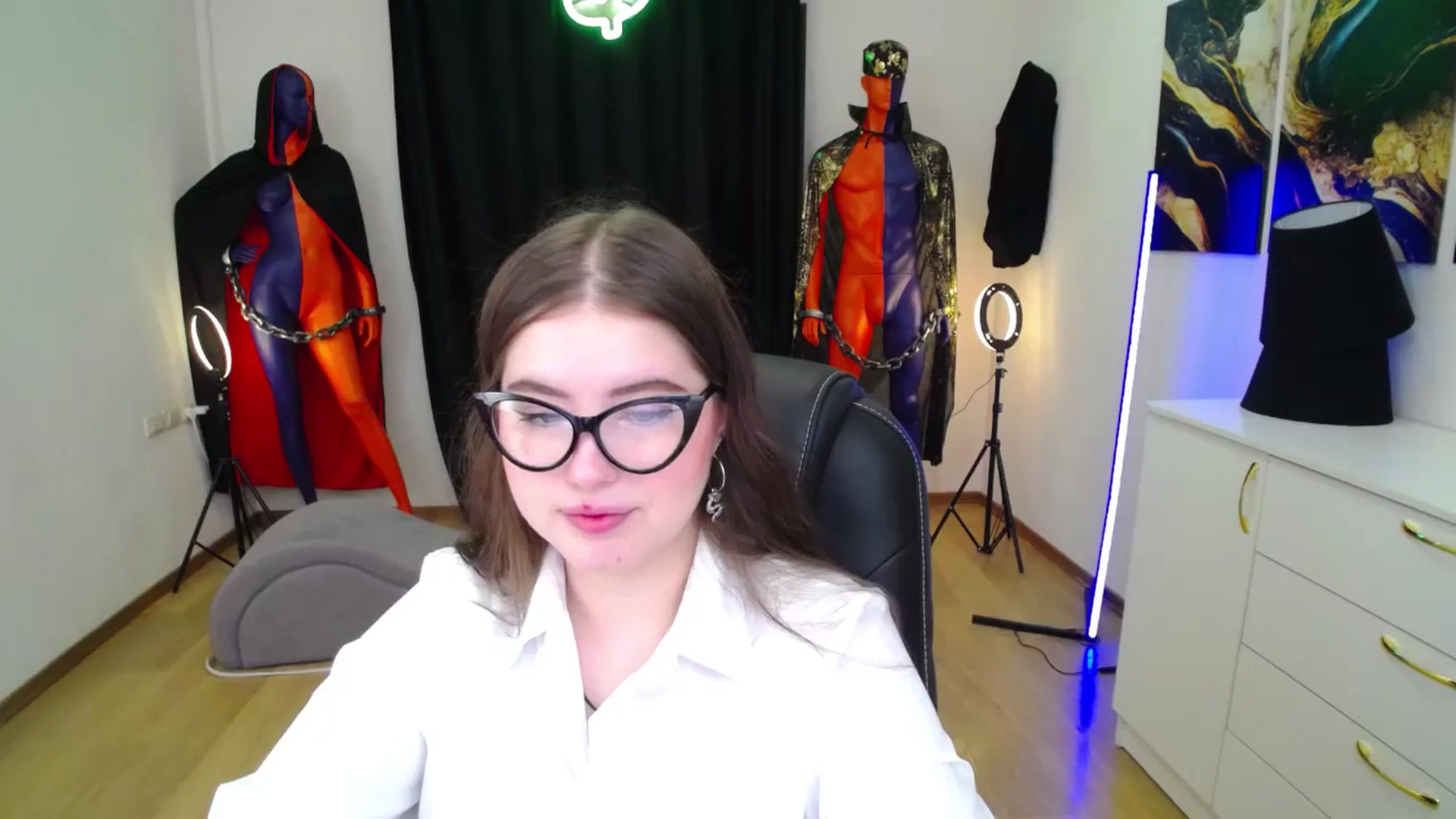 Gallery image thumbnail from AdmireMyEyes's myfreecams stream on, 11/10/2024, 18:31 image 12 of 20