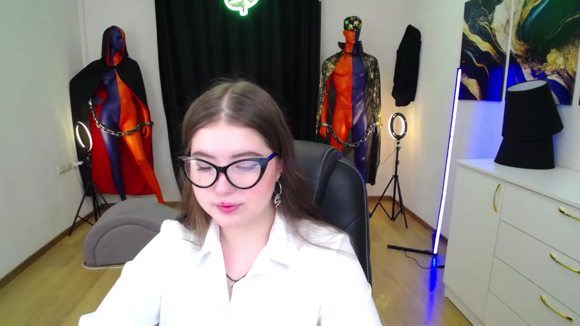 Gallery image thumbnail from AdmireMyEyes's myfreecams stream on, 11/10/2024, 18:31 image 6 of 20