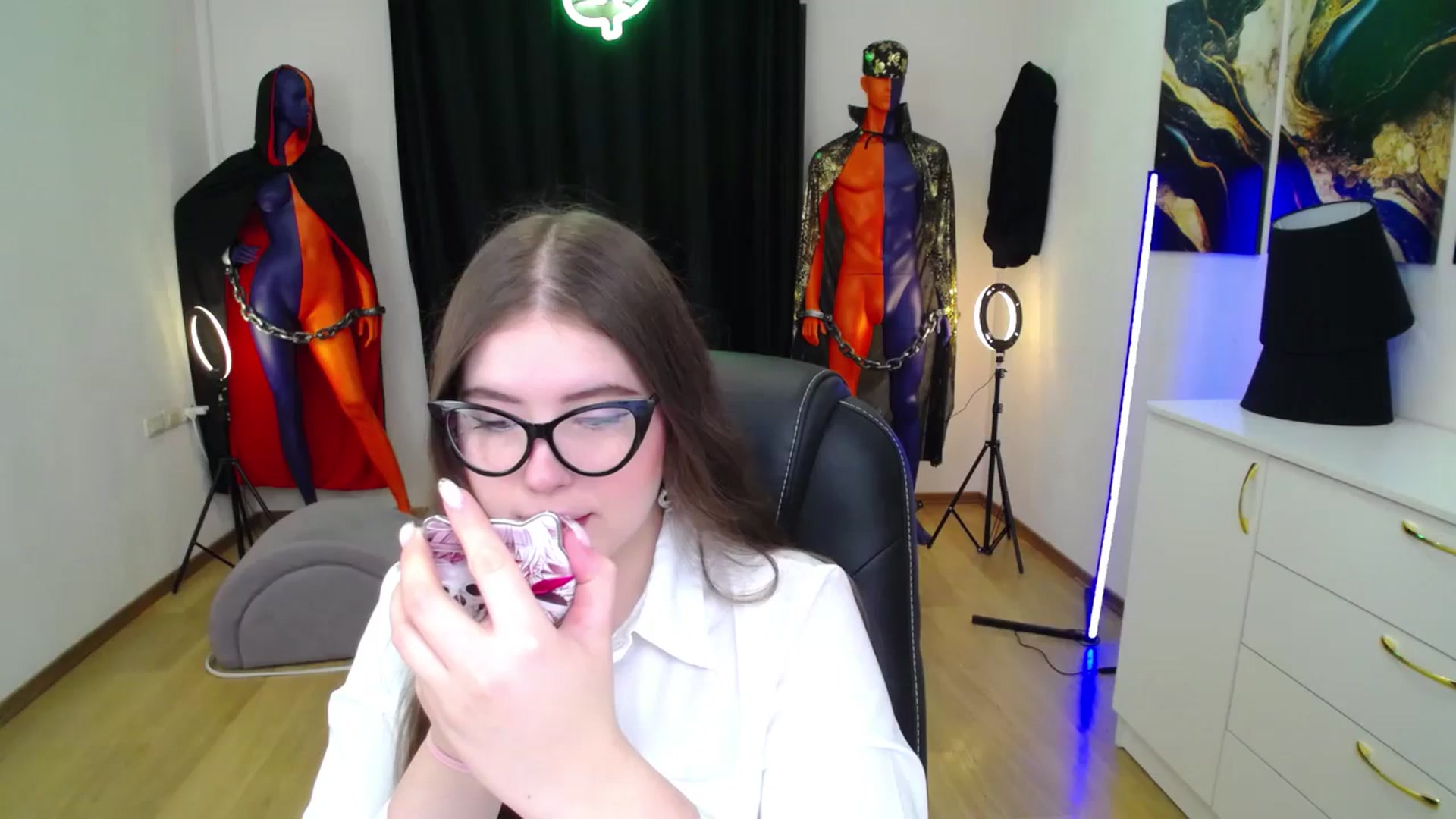 Gallery image thumbnail from AdmireMyEyes's myfreecams stream on, 11/10/2024, 18:31 image 19 of 20