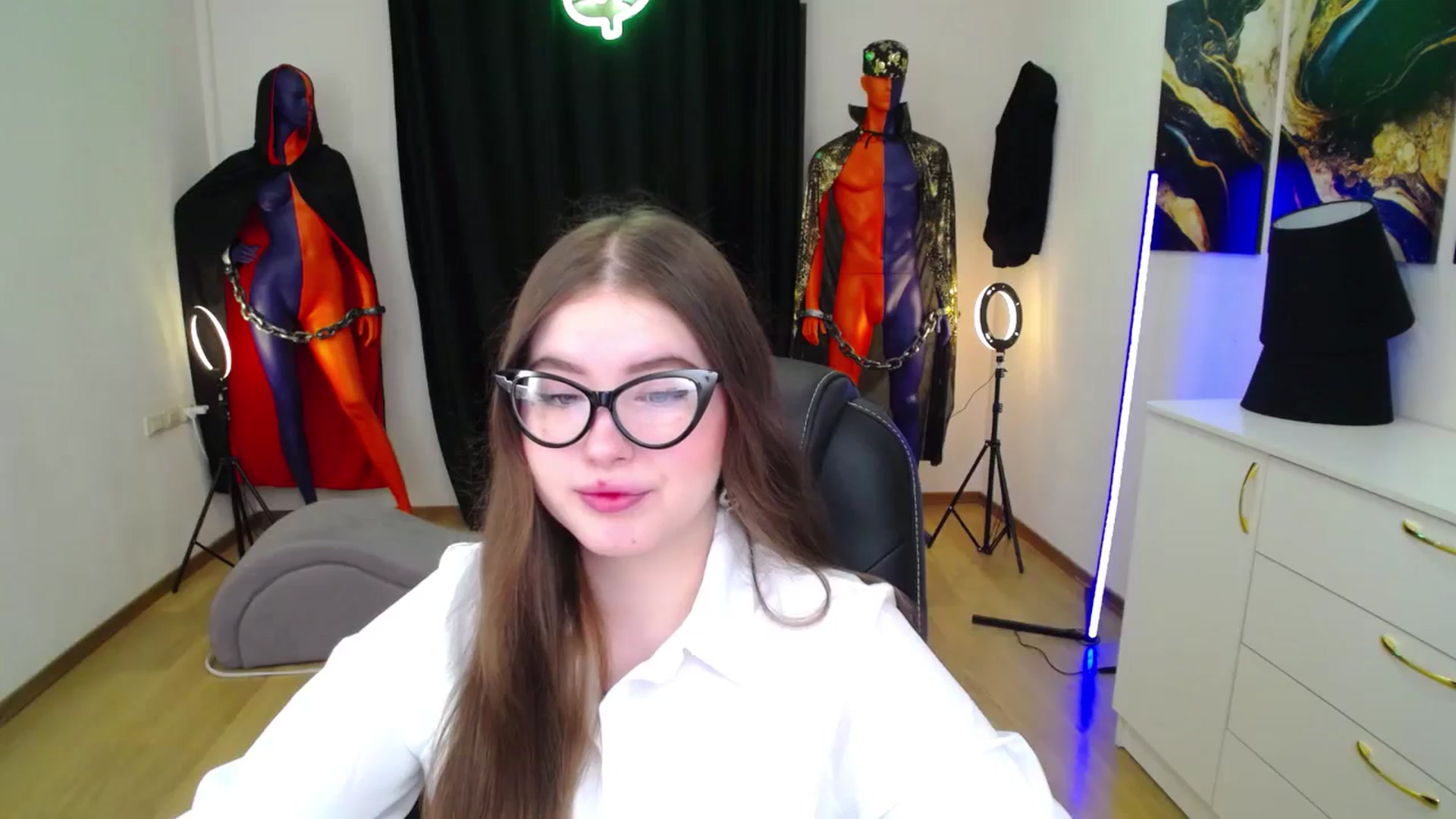 Gallery image thumbnail from AdmireMyEyes's myfreecams stream on, 11/10/2024, 18:31 image 18 of 20