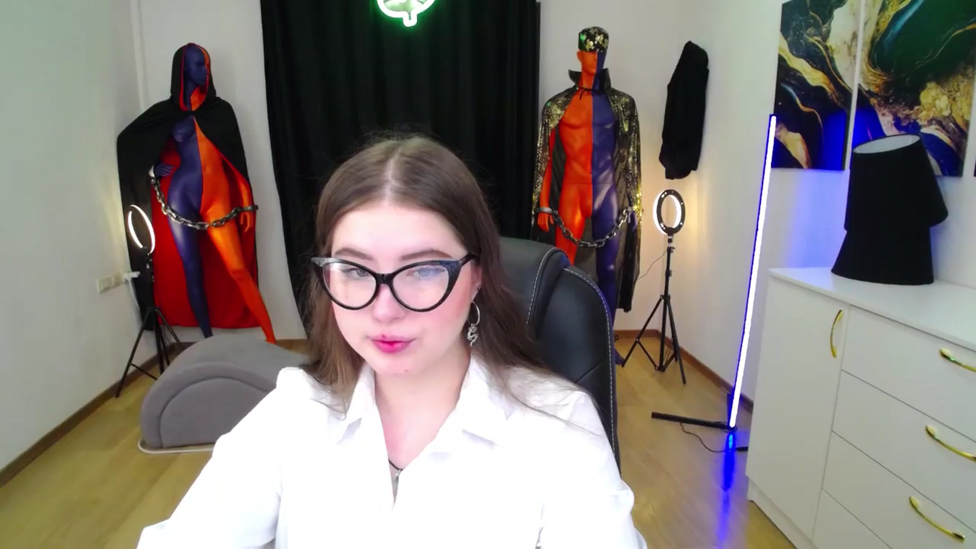 Gallery image thumbnail from AdmireMyEyes's myfreecams stream on, 11/10/2024, 18:31 image 7 of 20