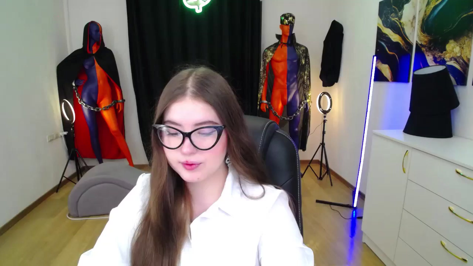Gallery image thumbnail from AdmireMyEyes's myfreecams stream on, 11/10/2024, 18:31 image 16 of 20