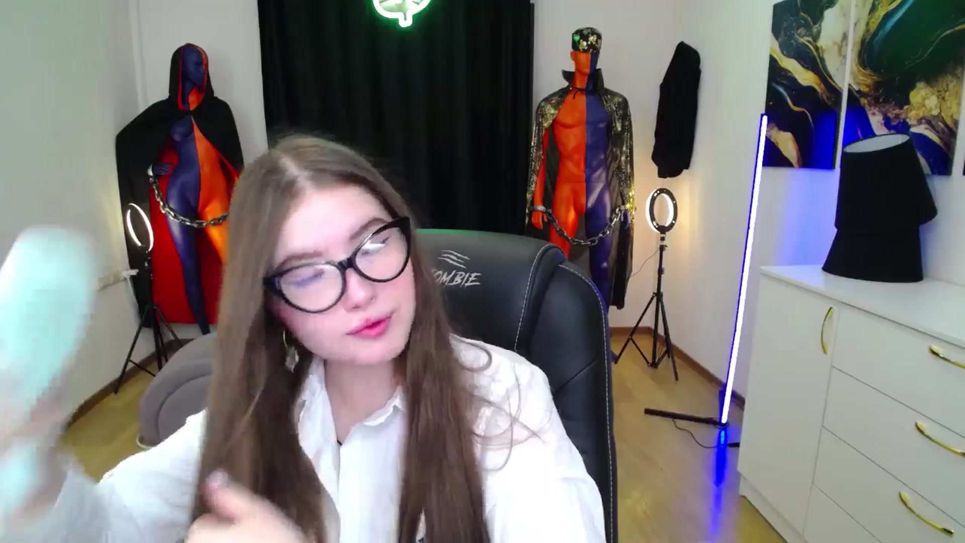 Gallery image thumbnail from AdmireMyEyes's myfreecams stream on, 11/10/2024, 18:31 image 14 of 20