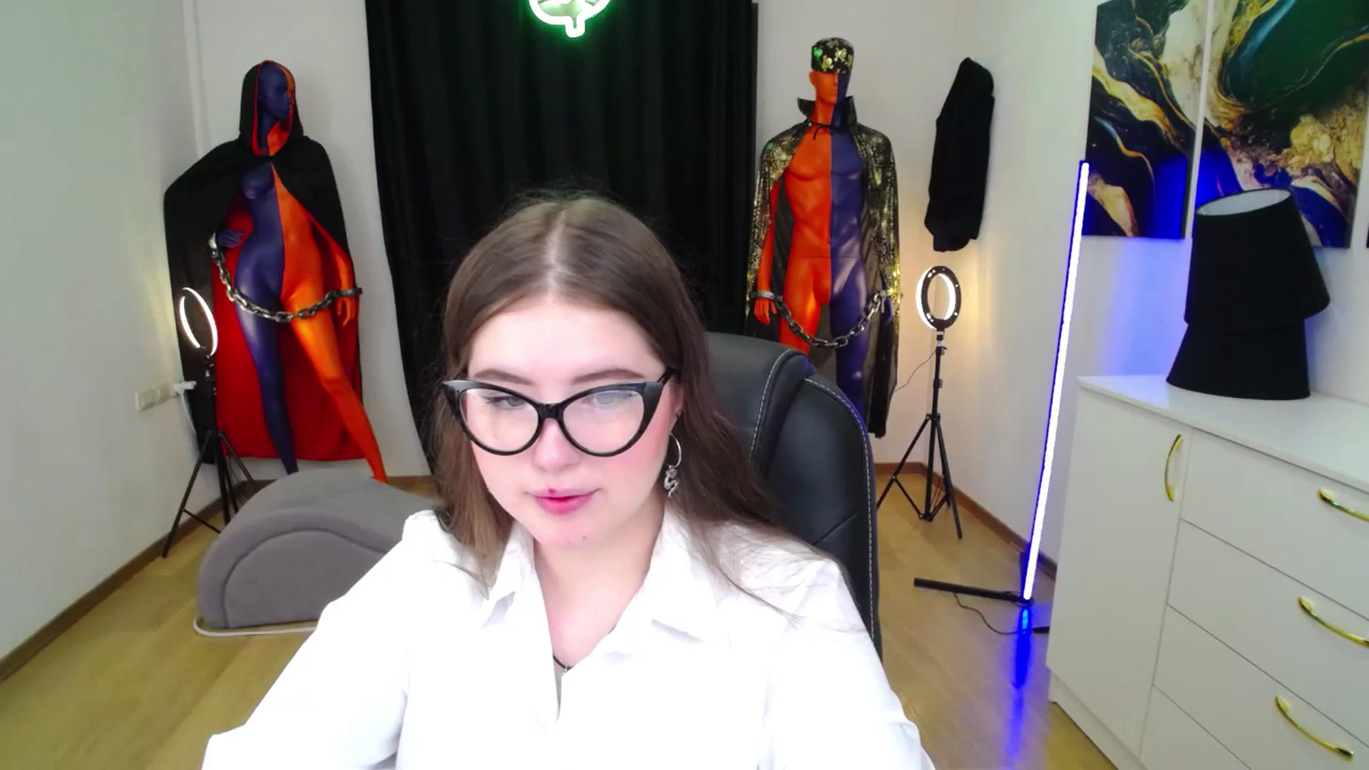 Gallery image thumbnail from AdmireMyEyes's myfreecams stream on, 11/10/2024, 18:31 image 10 of 20