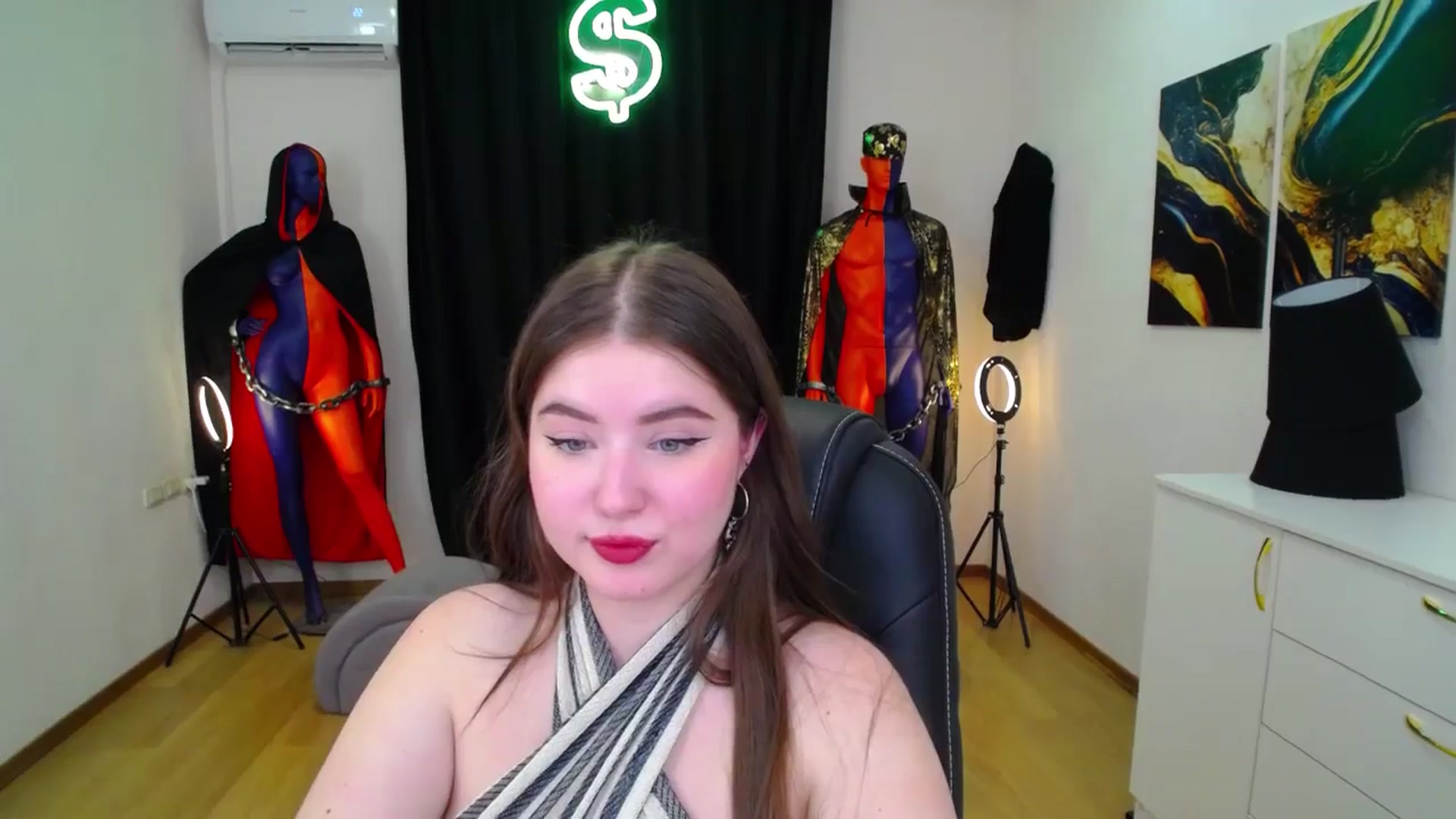 Gallery image thumbnail from AdmireMyEyes's myfreecams stream on, 11/14/2024, 07:46 image 18 of 20