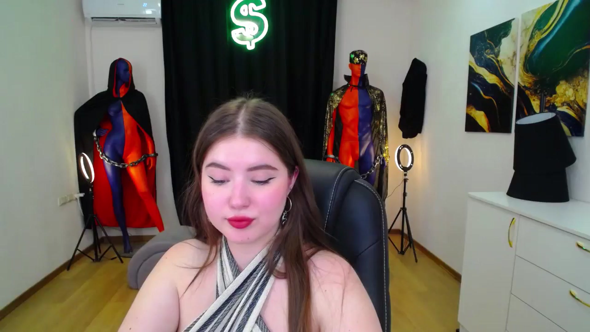 Gallery image thumbnail from AdmireMyEyes's myfreecams stream on, 11/14/2024, 07:46 image 17 of 20