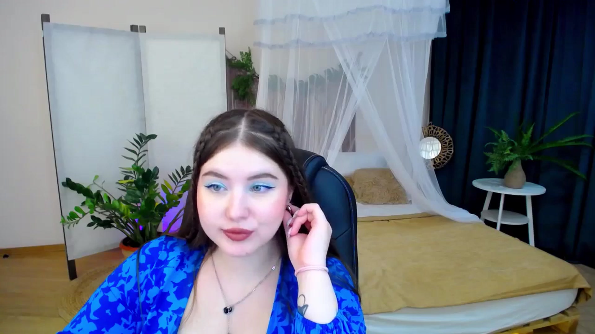 Gallery image thumbnail from AdmireMyEyes's myfreecams stream on, 11/18/2024, 02:35 image 9 of 20
