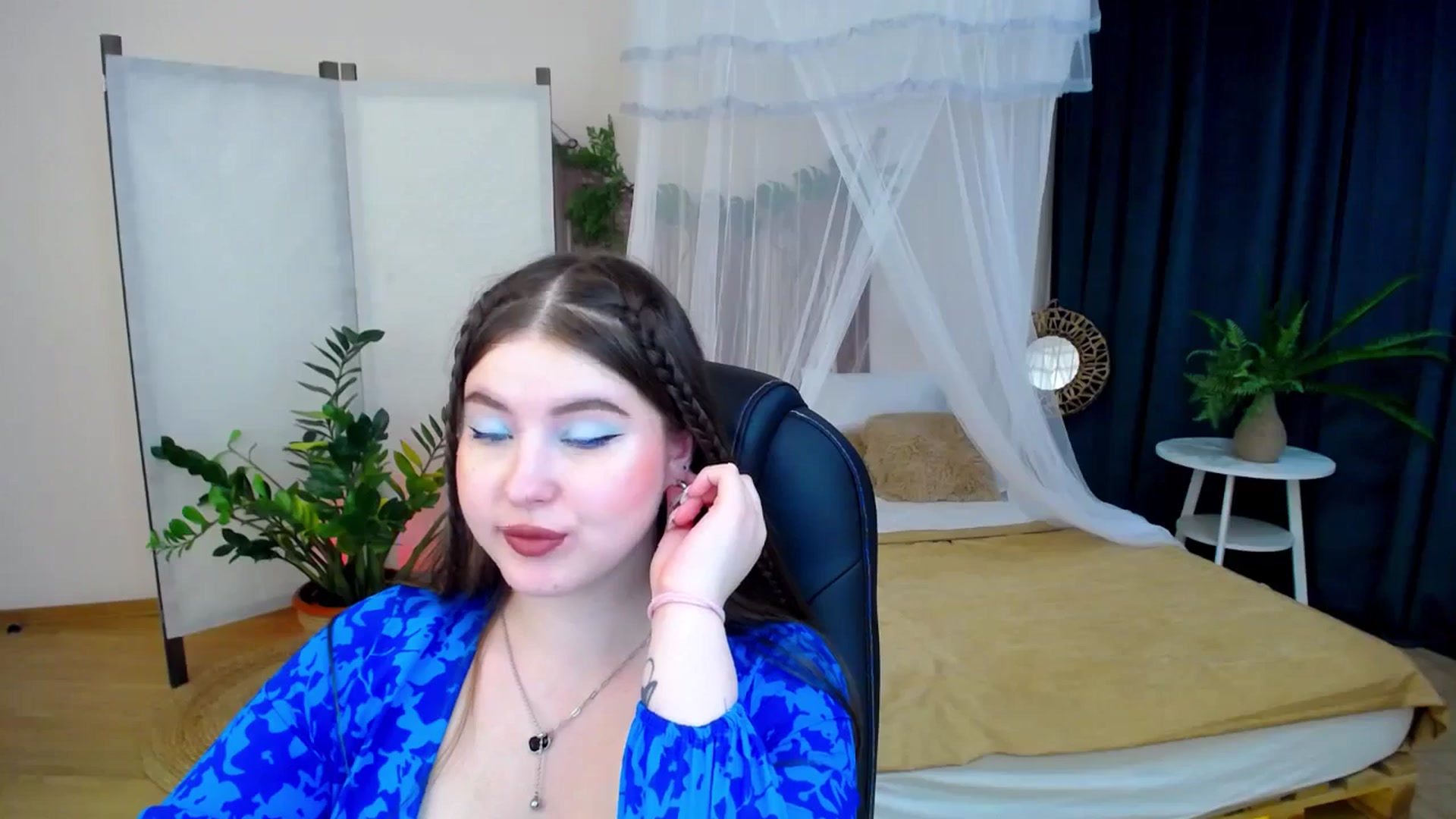 Gallery image thumbnail from AdmireMyEyes's myfreecams stream on, 11/18/2024, 02:35 image 11 of 20